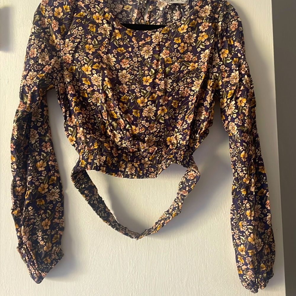 New with tags Elodie brand long sleeve floral top with cut out back